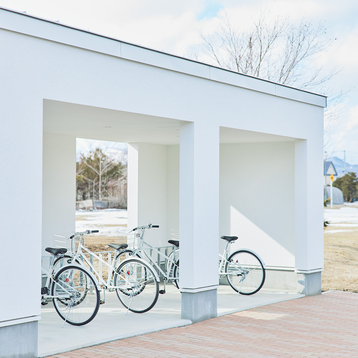 駐輪場には宿泊の方のために、無印良品の自転車が四台、用意されています。コンパクトな上士幌は、町の主要部分であれば、大体どこでも自転車で行くことが出来ます。